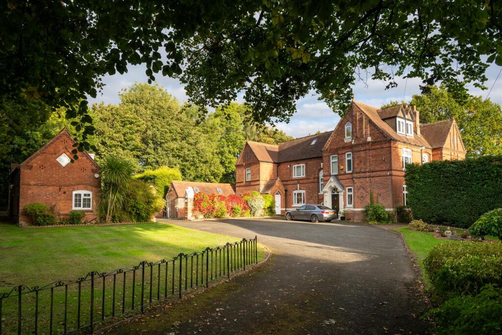 6 Bedroom Detached House